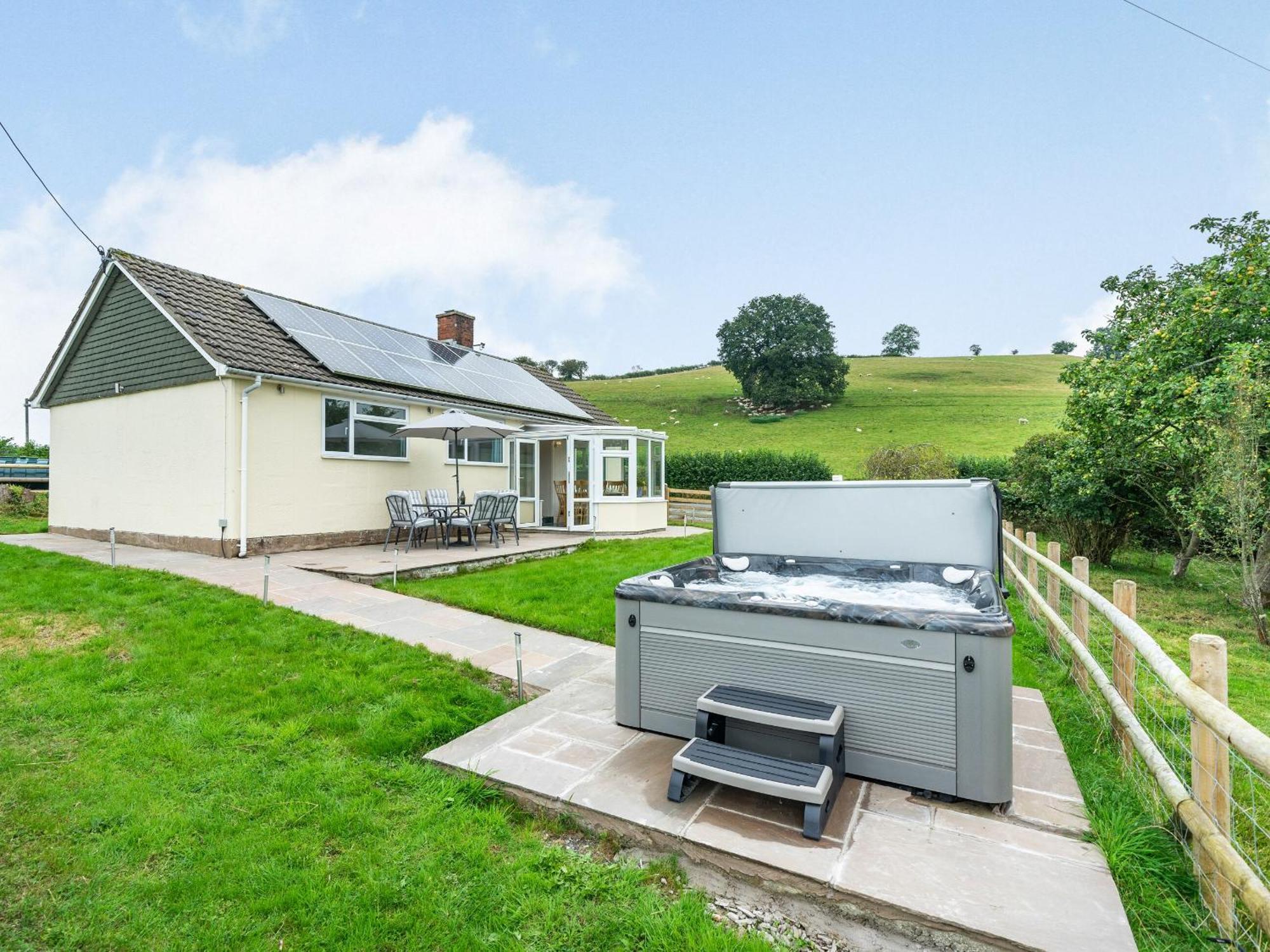 Meadowcroft Villa Bettws Disserth Bagian luar foto