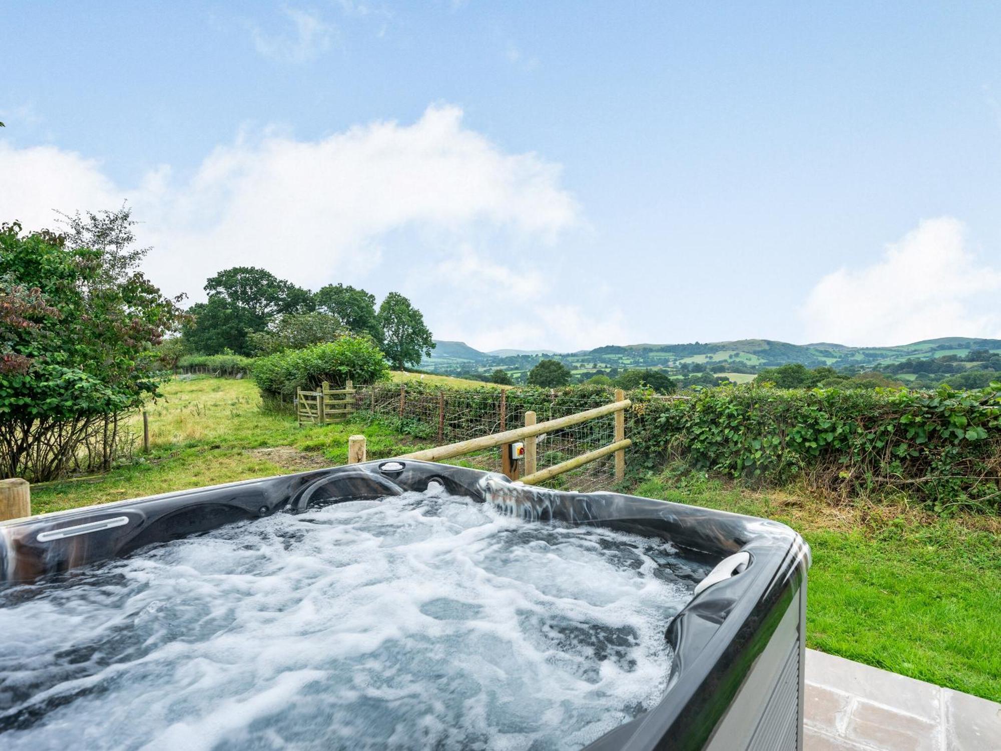 Meadowcroft Villa Bettws Disserth Bagian luar foto